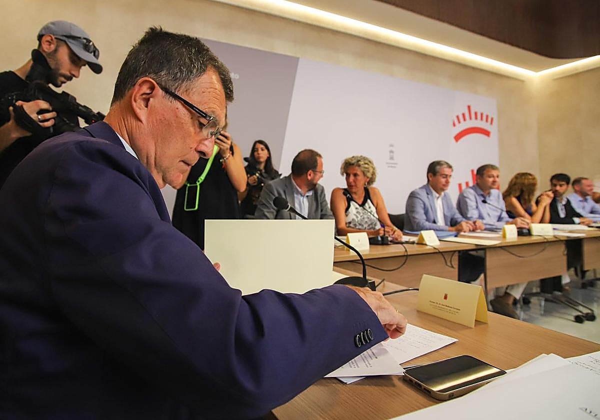 El alcalde de Murcia, José Ballesta, este viernes, durante la Junta de Gobierno.