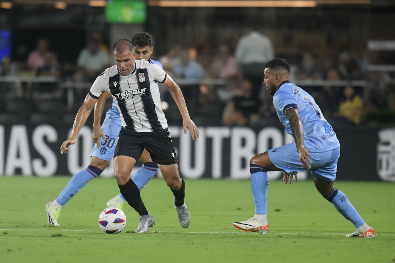 La derrota del Cartagena frente al Levante, en imágenes