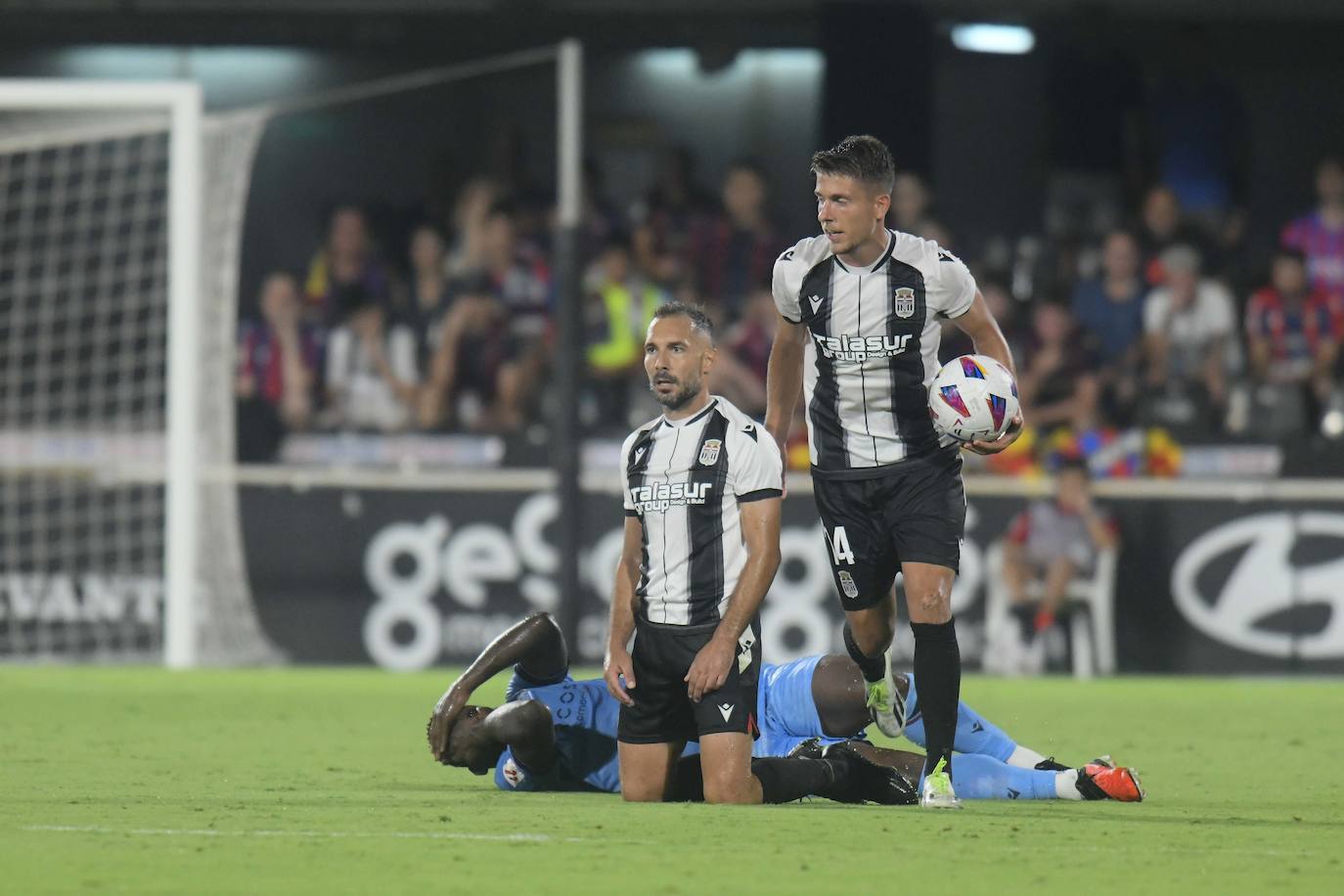 La derrota del Cartagena frente al Levante, en imágenes