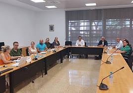 Reunión del consejero Juan María Vázquez (centro) con ganaderos y representantes de la Federación de Caza para informar sobre los casos de enfermedad hemorrágica epizoótica.