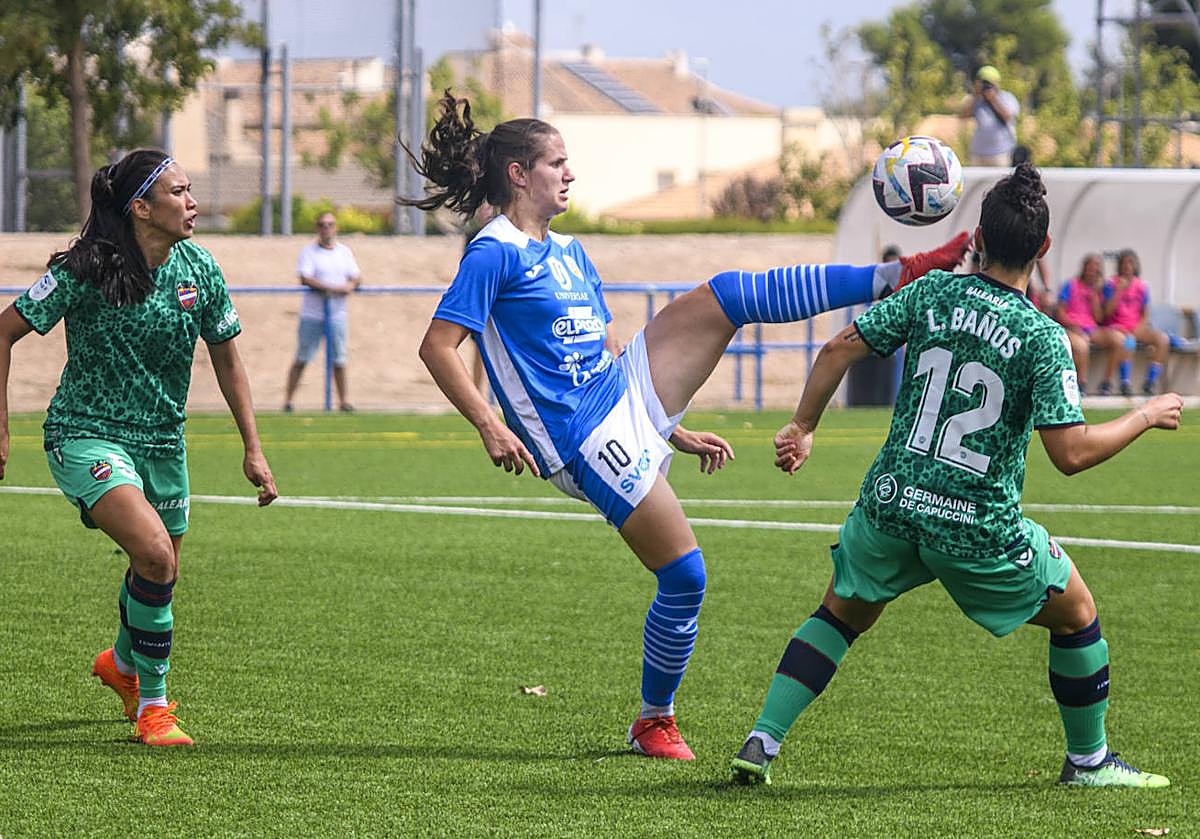 Helena Torres maneja la pelota, en un partido de la pasada temporada con el Alhama.