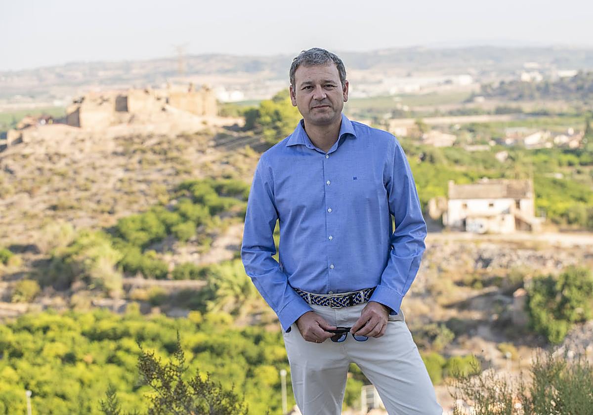 Marco Antonio Fernández, concejal de Pedanías, con el Castillejo de Monteagudo al fondo.