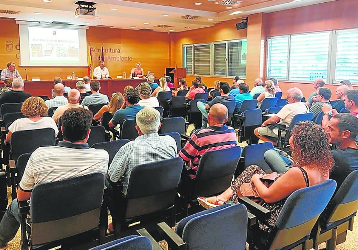 Ganaderos y cazadores, en una reunión con la Comunidad.
