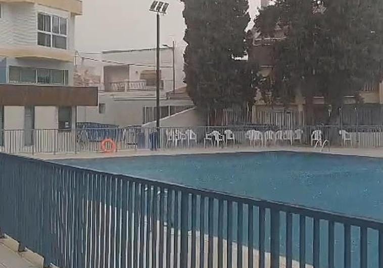 Intensa lluvia en las instalaciones de la piscina de Archena.