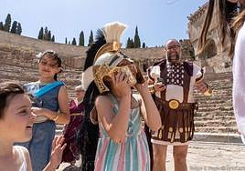 Tres niñas disfrutan de una de las actividades de Puerto de Culturas.