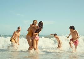 Los protagonistas de 'Marco Polo' son Omar Banana, Jorge Zuloaga, Carolina Riesgo, León Molina y Rebeca Badía. En la imagen, jugando en una playa de La Manga del Mar Menor.