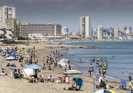 Bañistas disfrutan de un día en la playa, en una imagen de archivo.