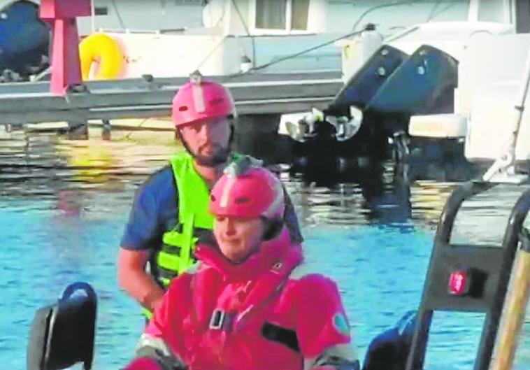El joven kayakista llega al puerto de San Pedro del Pinatar a bordo de la embarcación Selene de Cruz Roja.