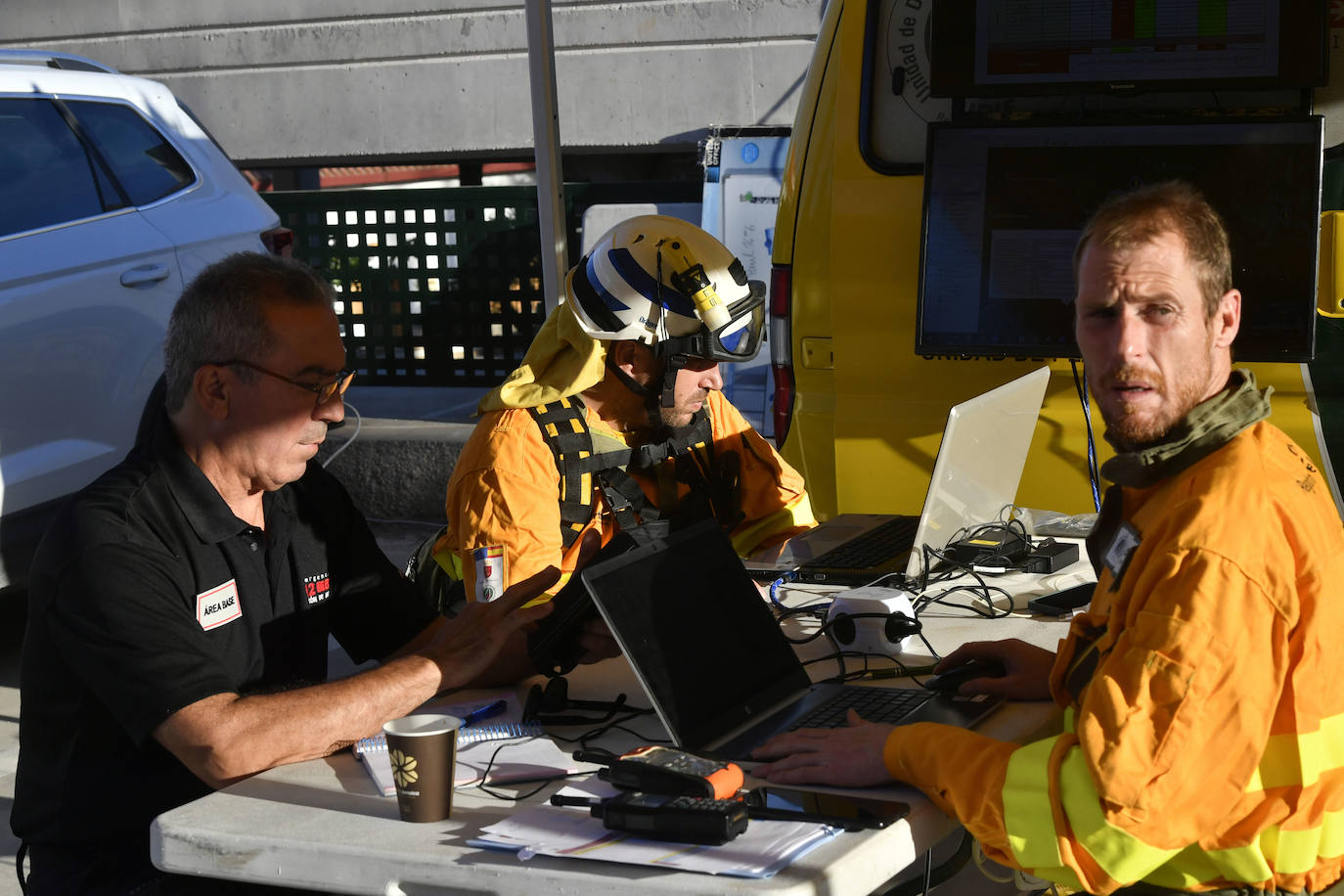 Los trabajos de extinción del incendio forestal en el parque regional del Valle en Murcia, en imágenes