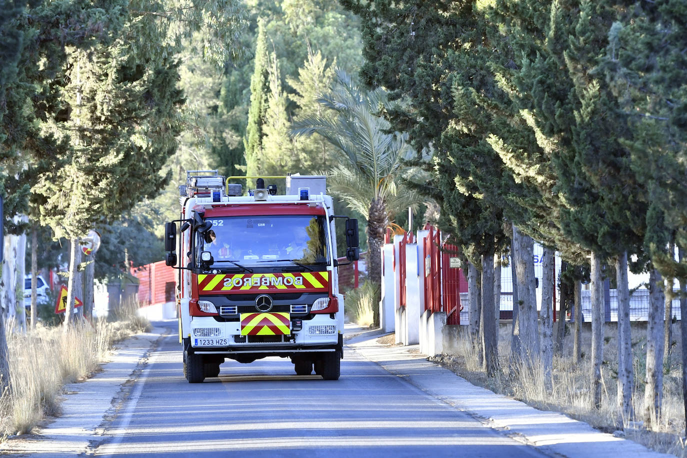 Los trabajos de extinción del incendio forestal en el parque regional del Valle en Murcia, en imágenes