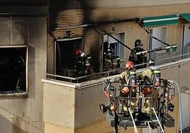En imágenes: los bomberos trabajan en el incendio de un sexto junto al Teatro Circo de Murcia