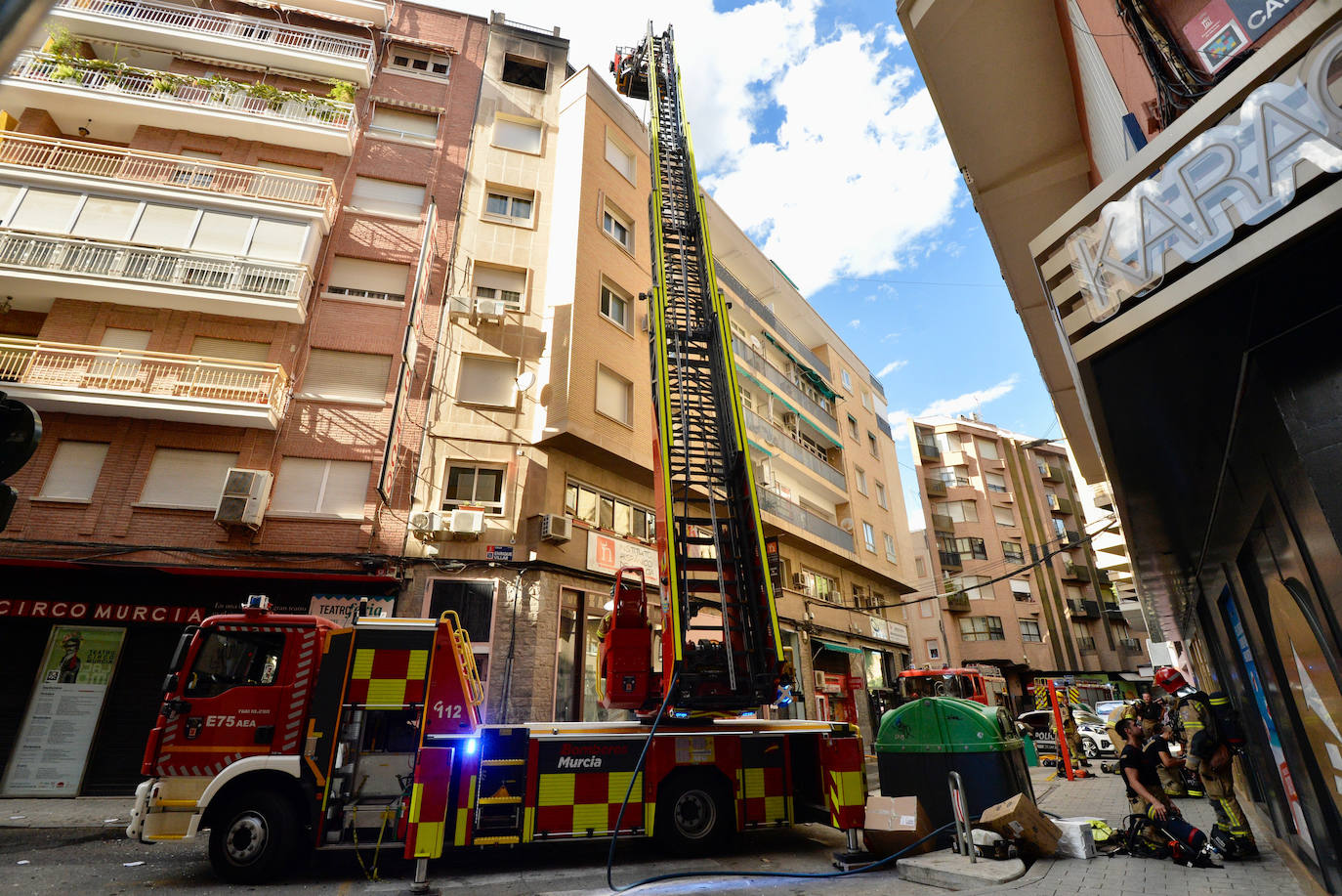 En imágenes: los bomberos trabajan en el incendio de un sexto junto al Teatro Circo de Murcia
