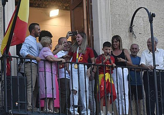 Eva Navarro, en el balcón del Ayuntamiento, este martes, junto a su familia.