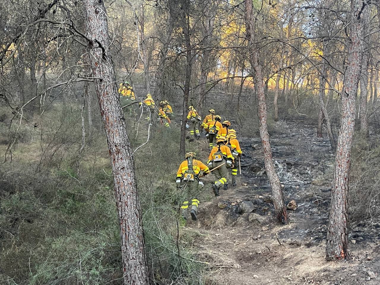 Los trabajos de extinción del incendio forestal en el parque regional del Valle en Murcia, en imágenes