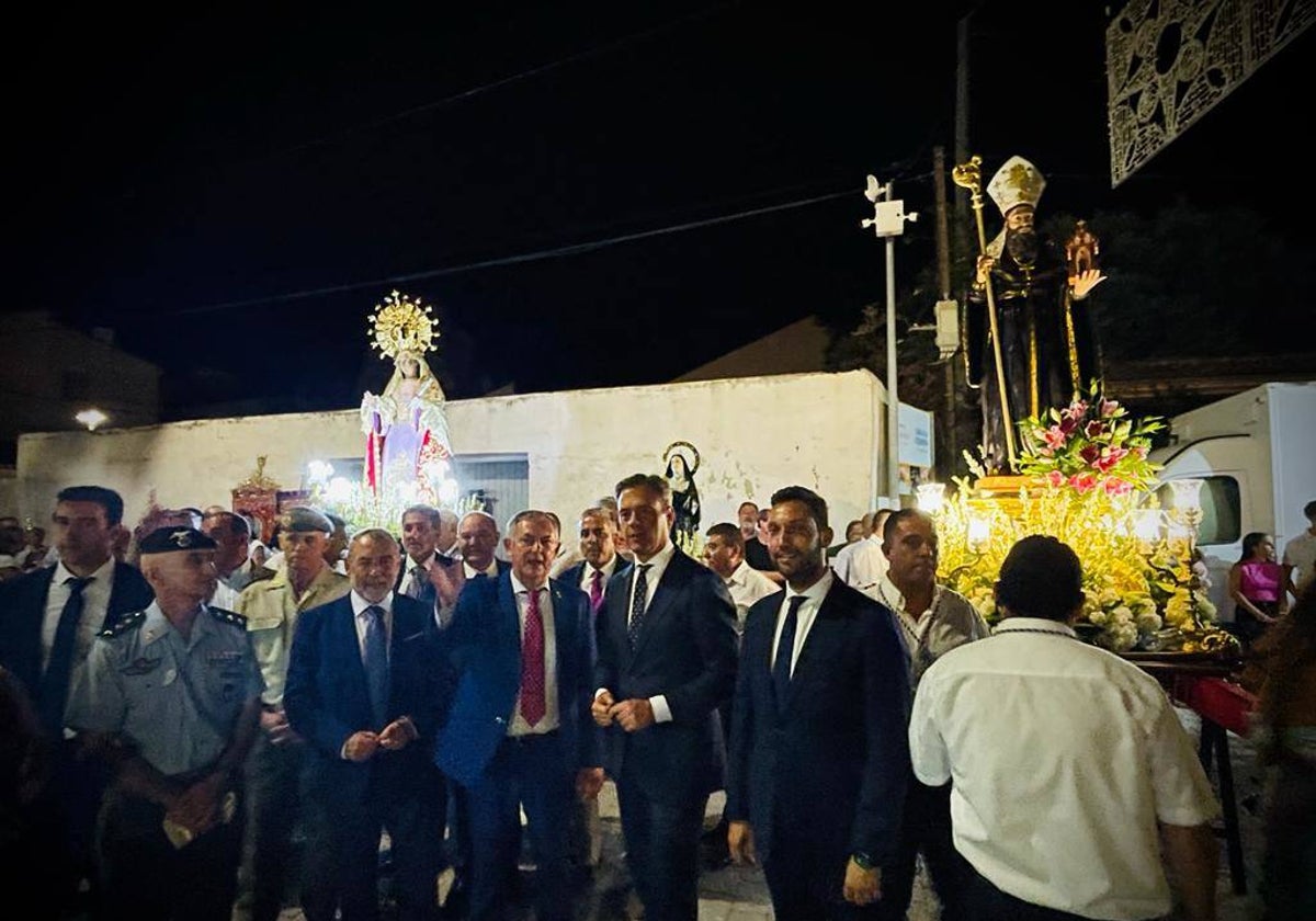 Los alcaldes de Blanca, Ricote y Ojós acompañando a Marcos Ortuño y a Juan Francisco Martínez Carrasco, en la noche del lunes.