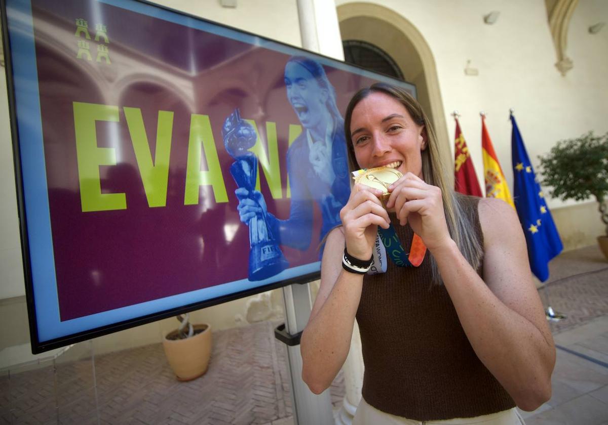 El encuentro de Eva Navarro con López Miras, en imágenes