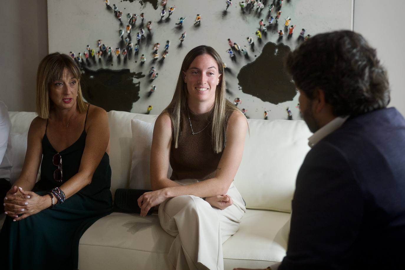 El encuentro de Eva Navarro con López Miras, en imágenes
