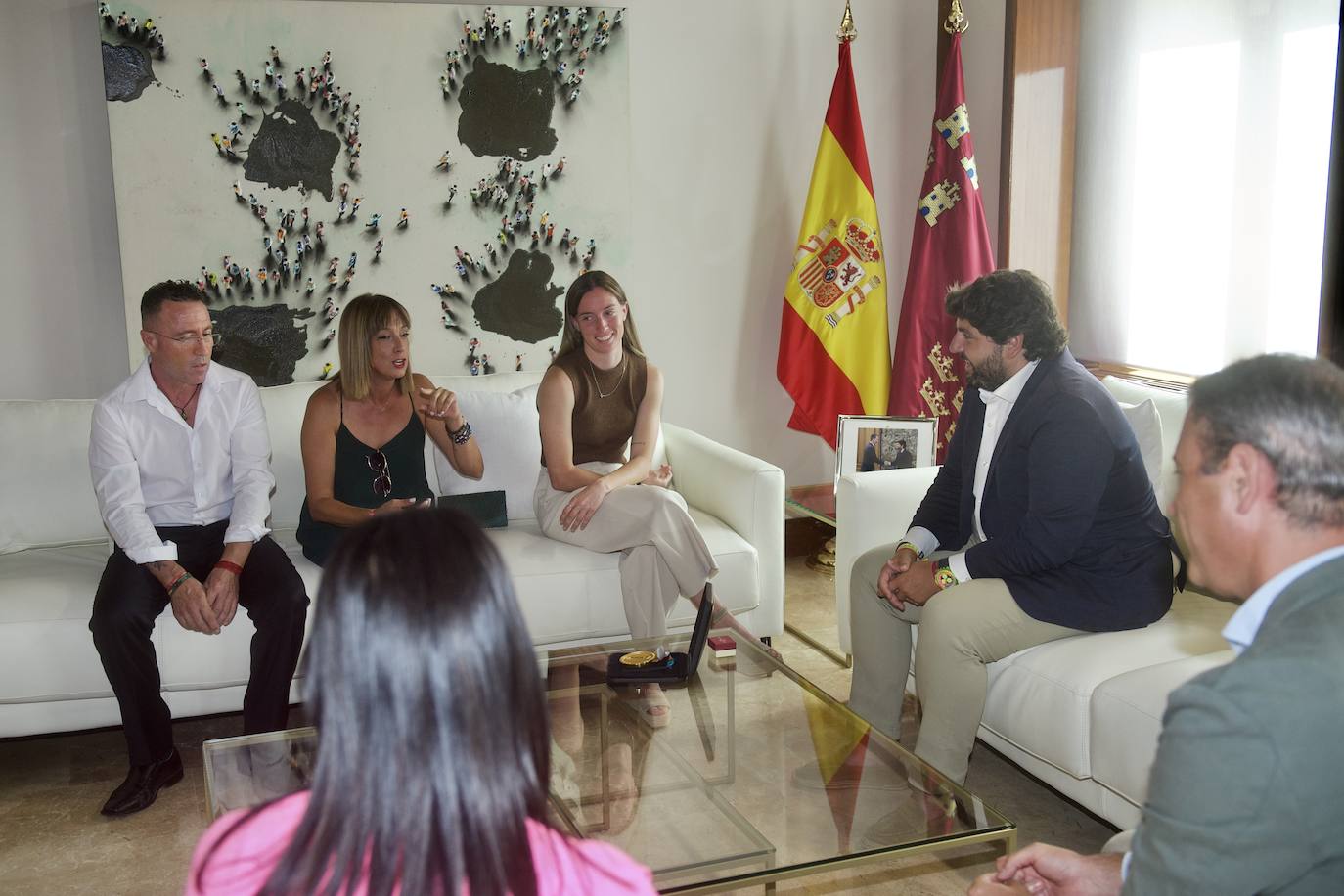 El encuentro de Eva Navarro con López Miras, en imágenes