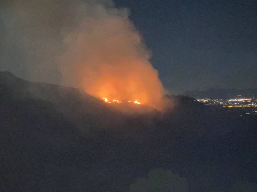 Los trabajos de extinción del incendio forestal en el parque regional del Valle en Murcia, en imágenes