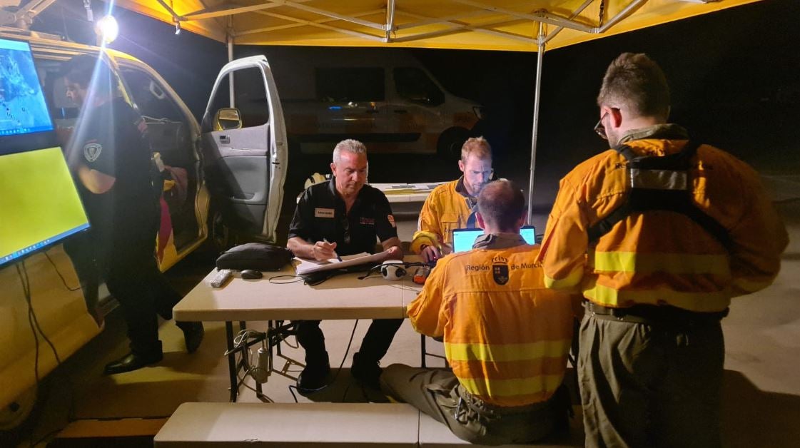 Los trabajos de extinción del incendio forestal en el parque regional del Valle en Murcia, en imágenes
