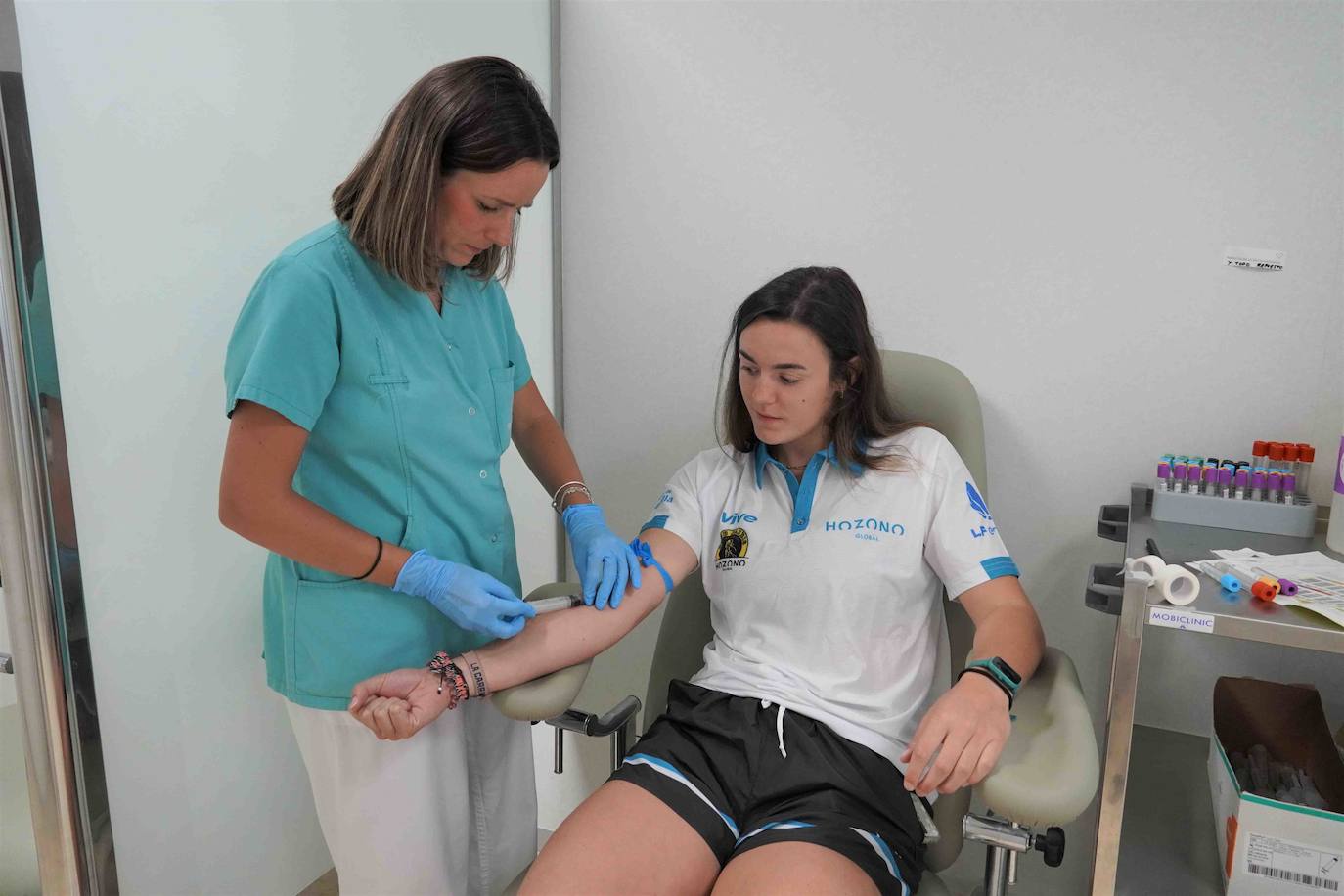 Una de las jugadoras durante su reconocimiento en Quirónsalud Murcia