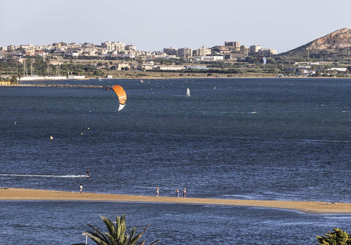 Veraneantes realizan, el martes, deportes acuáticos en la zona suer del Mar Menor.