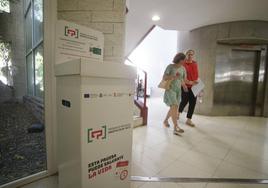 Buzón para la recogida de muestras del cribado de cáncer de colon instalado en el centro de salud de La Flota, en Murcia.