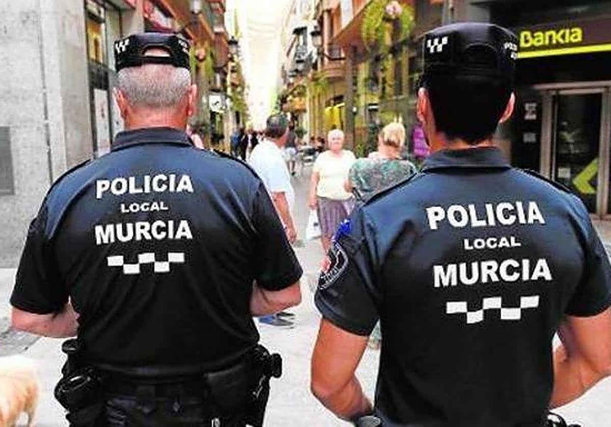 Dos agentes de la Policía Local patrullan la ciudad, en una imagen de archivo.