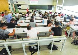 Alumnos de la Región de Murcia realizan las pruebas de acceso a la universidad, en una imagen de archivo.