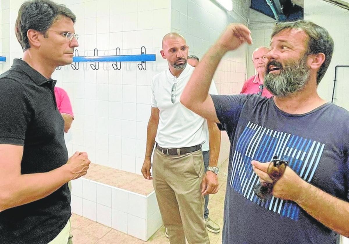 Alfonso y Perelló revisan los vestuarios junto a un técnico.