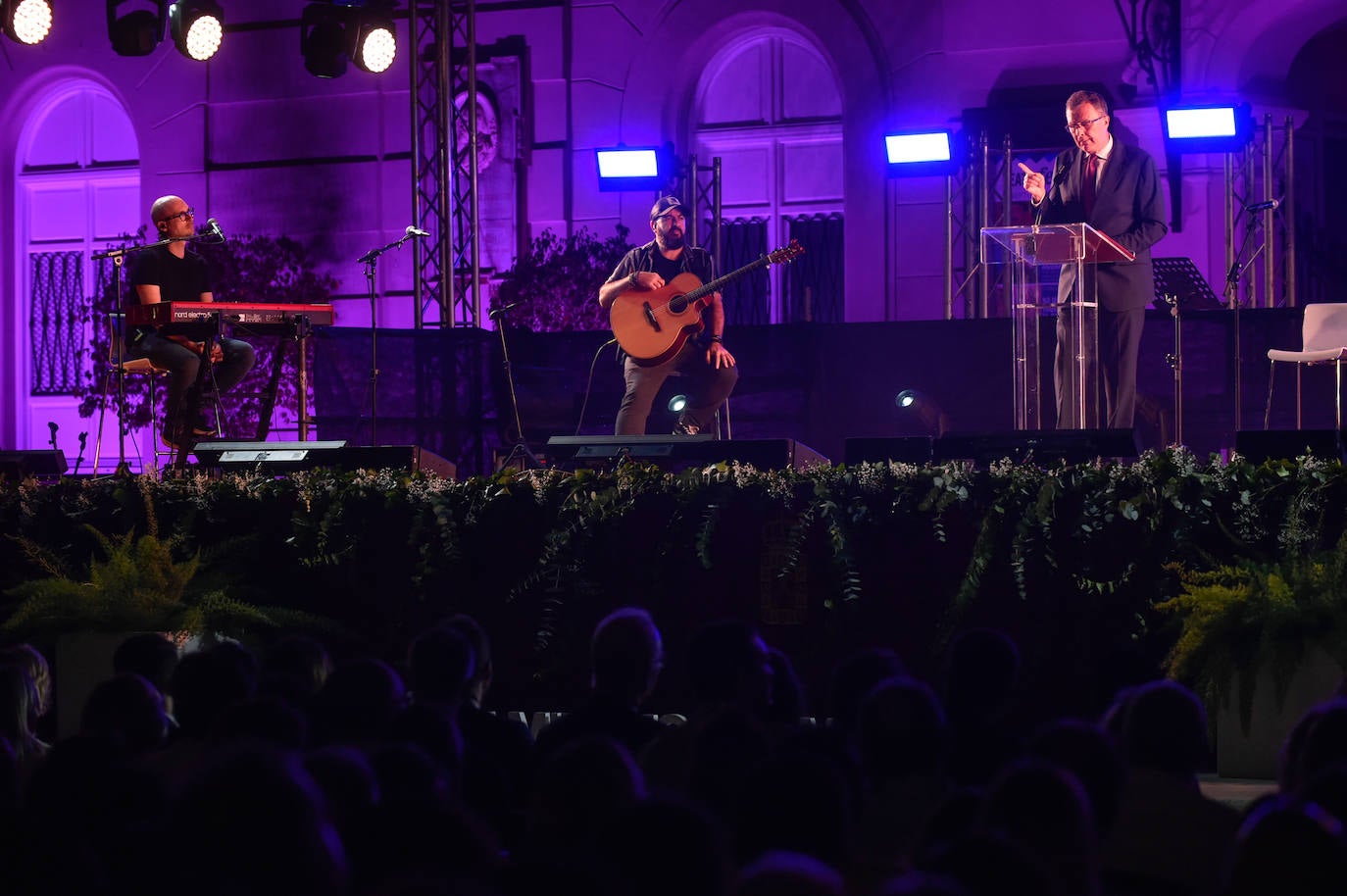 Las imágenes de la actuación del pregonero de la Feria de Murcia, Diego Cantero