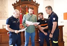Antonio David Sánchez, concejal de Protección Civil y Emergencias, junto a diversos miembros del servicio de Protección Civil y Emergencias de Lorca.