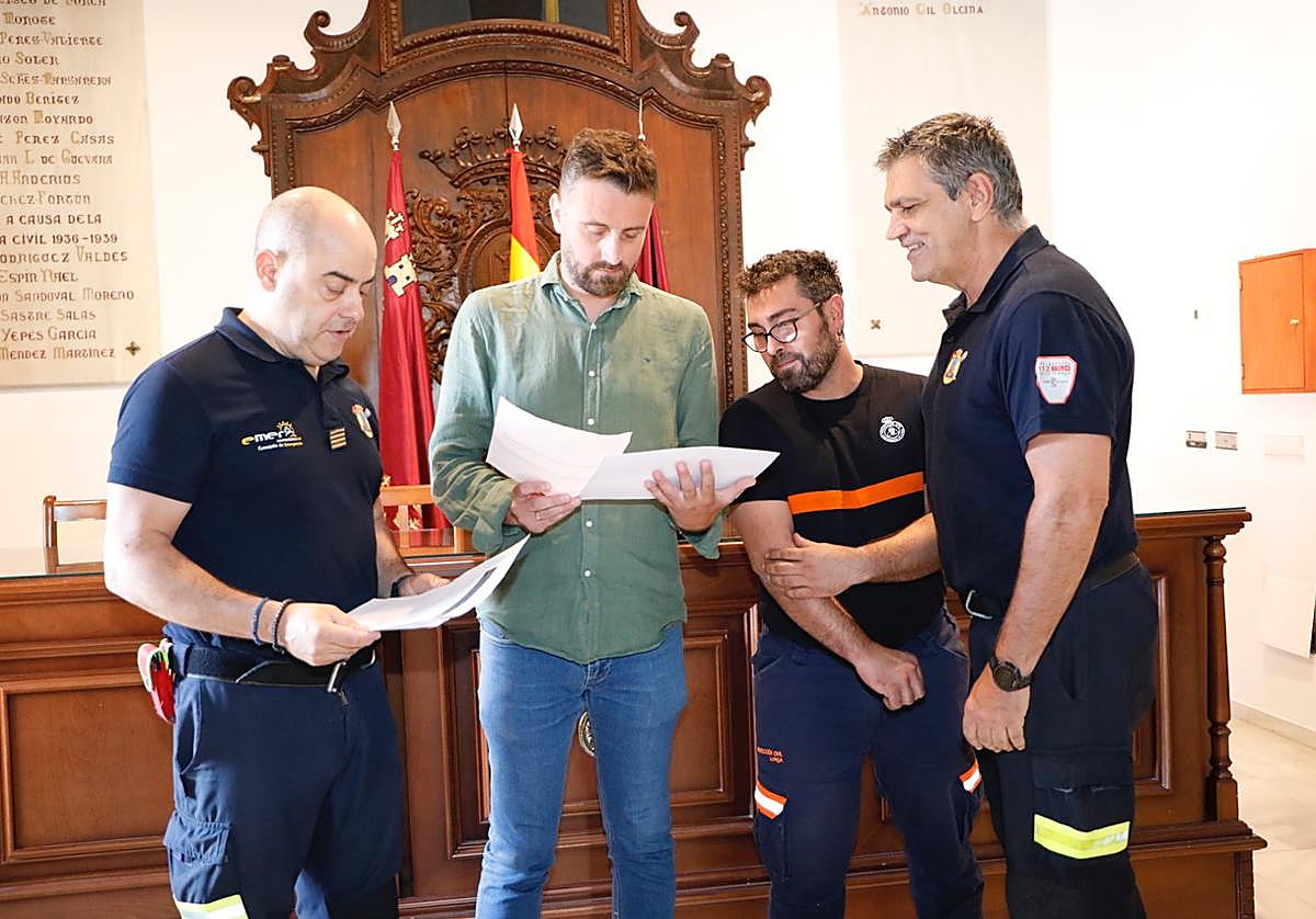 Antonio David Sánchez, concejal de Protección Civil y Emergencias, junto a diversos miembros del servicio de Protección Civil y Emergencias de Lorca.
