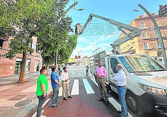 Trabajos de instalación de uno de los arcos de Gran Vía.