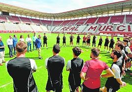 La plantilla grana escucha al alcalde, José Ballesta.