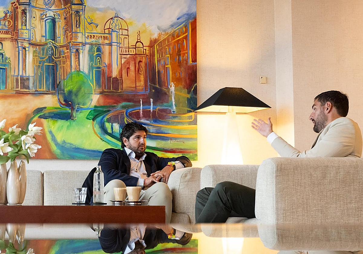 López Miras y José Ángel Antelo conversan tomando un café, tras hacer público este viernes su acuerdo para formar Gobierno.