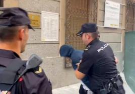 El presunto autor del atropello mortal, este sábado, escoltado por los agentes a la entrada del juzgado.