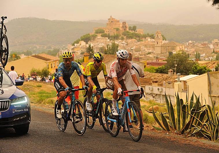 Llegada de la prueba al Collado de la Cruz, con el Castillo de Caravaca al fondo.