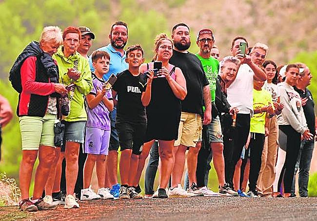 Fans y vecinos esperando a los ciclistas cerca de la meta.