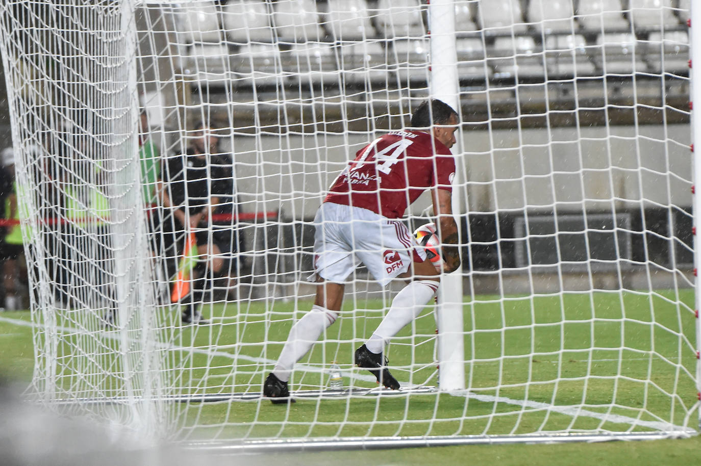 La derrota del Real Murcia frente al Córdoba, en imágenes