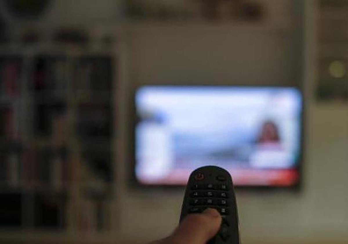 Un espectador usa el mando de su televisor, en imagen de archivo.
