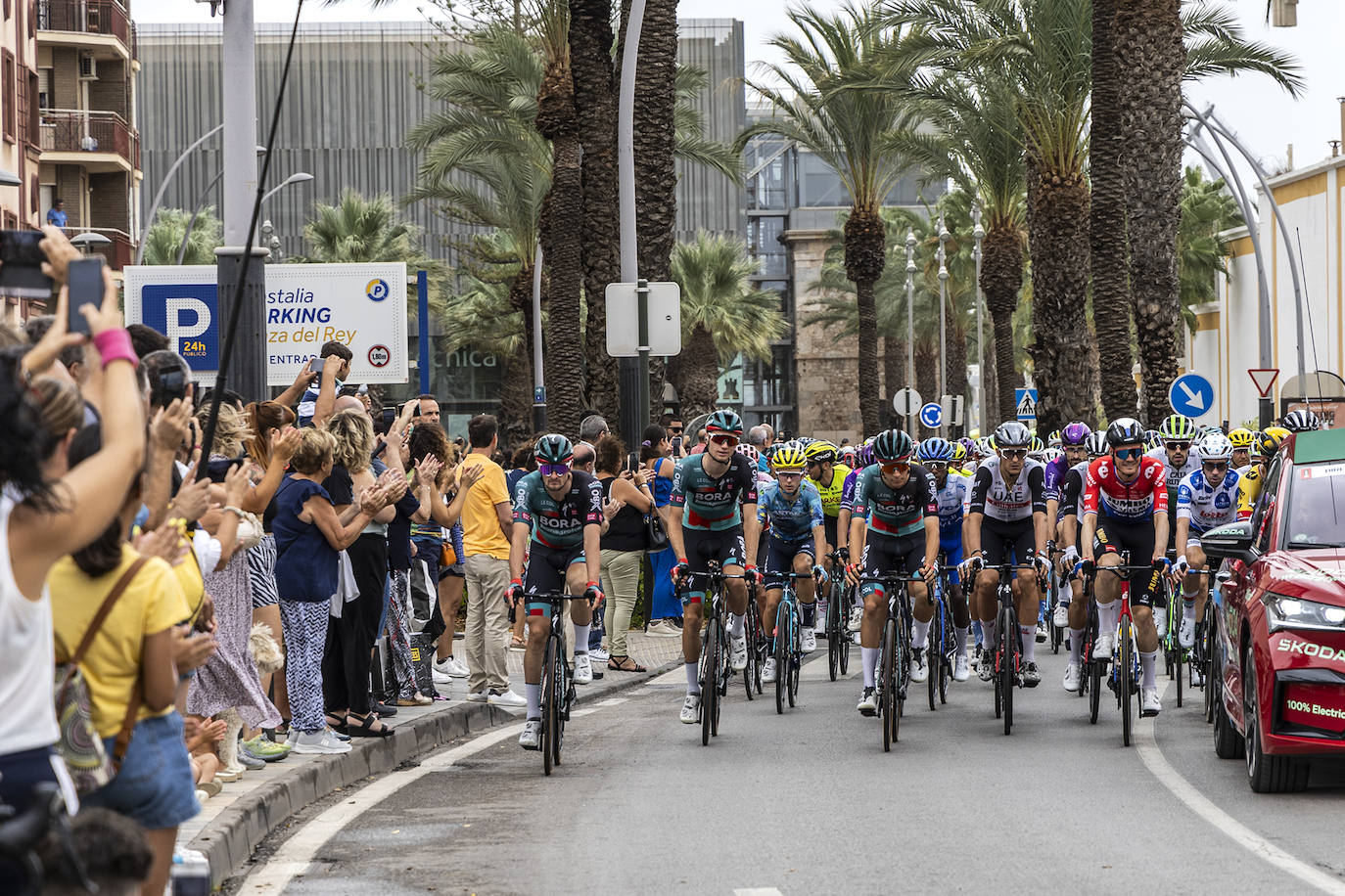 La salida de la novena etapa de la Vuelta en Cartagena, en imágenes