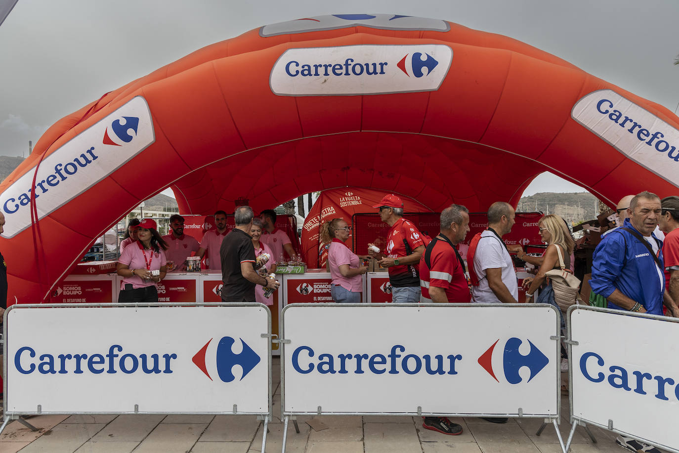 La salida de la novena etapa de la Vuelta en Cartagena, en imágenes