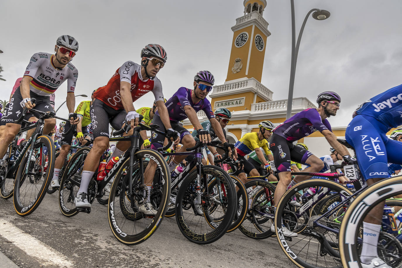 La salida de la novena etapa de la Vuelta en Cartagena, en imágenes