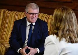 José Vélez, este lunes, en su reunión con la presidenta de la Asamblea, Visitación Martínez.