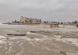 Aspecto que presenta la playa de La Zenia tras el paso del temporal.