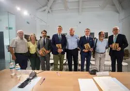 Antonio Botías (dcha.) posa con familiares y amigos, el alcalde y concejales, tras presentar su libro.