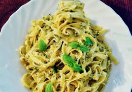 Espaguetis con pesto de espinacas.