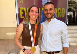 Tonete, concejal de Deportes, con la futbolista yeclana Eva Navarro, campeona del mundo.