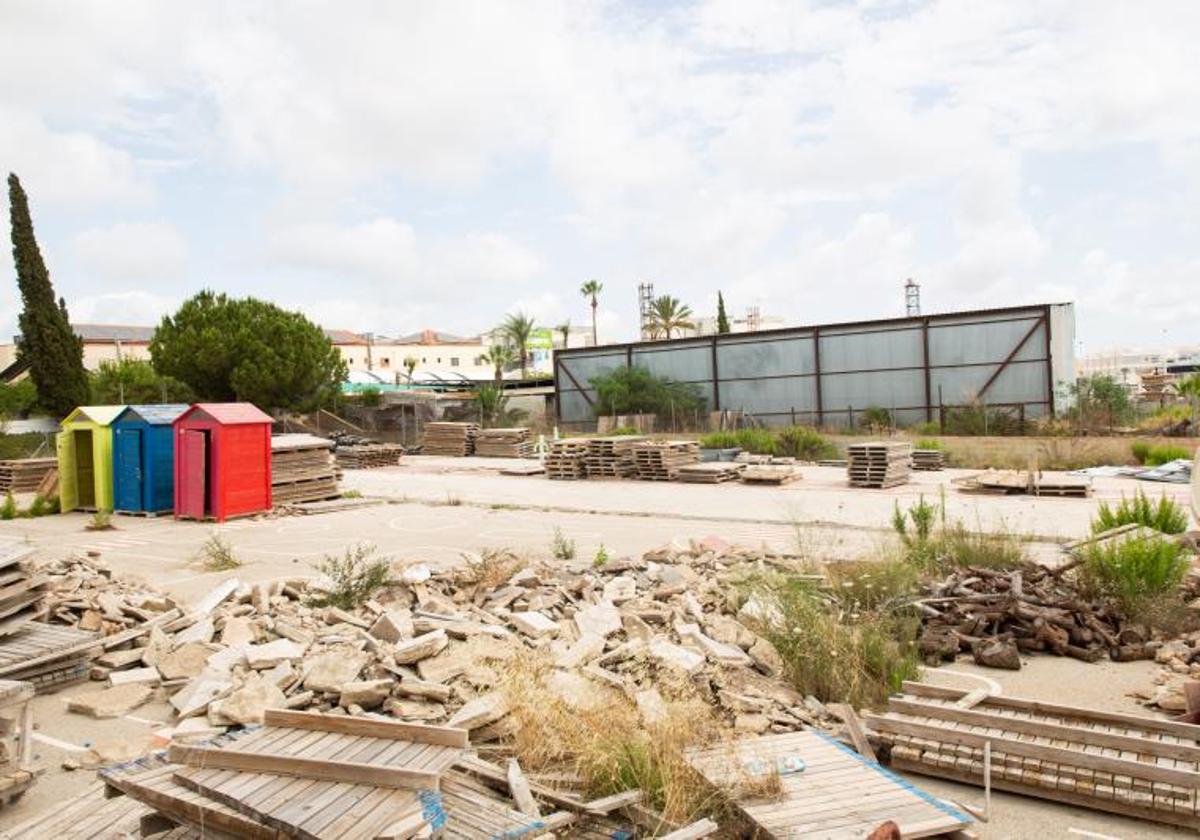 Estado de la parcela en la que se prevé ubicar el nuevo colegio, el pasado junio.